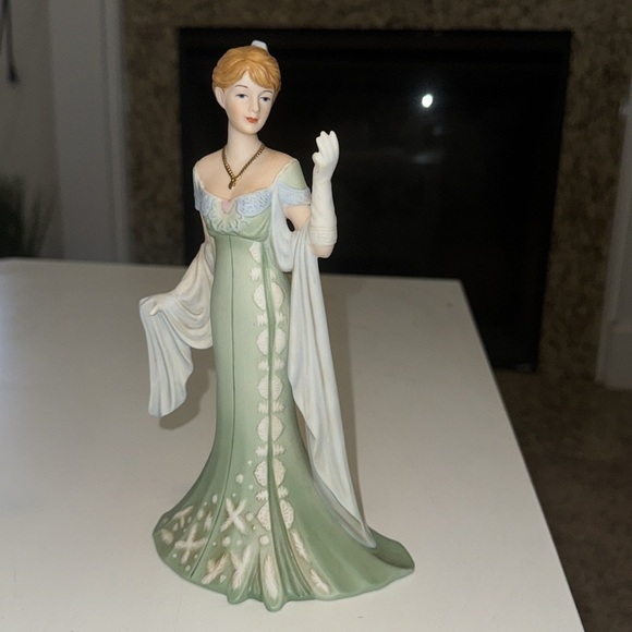Amelia exclusive Rare 8 1/2" Figurine.Home decor. - Picture 2 of 6